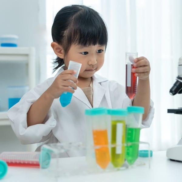 child working on executive function skills with therapist in Glen Ellyn